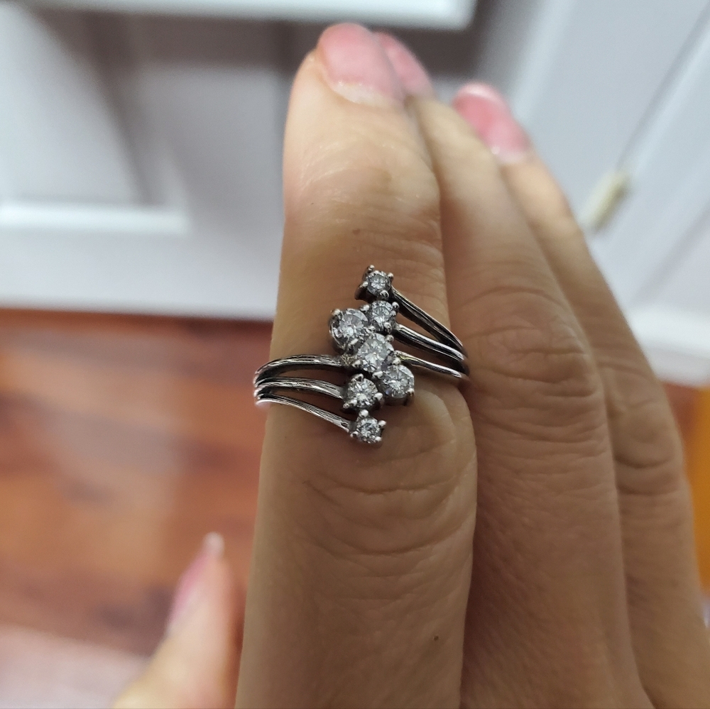 Elegant Vintage 14K White Gold Women's Ring with Sparkling Diamond Accents